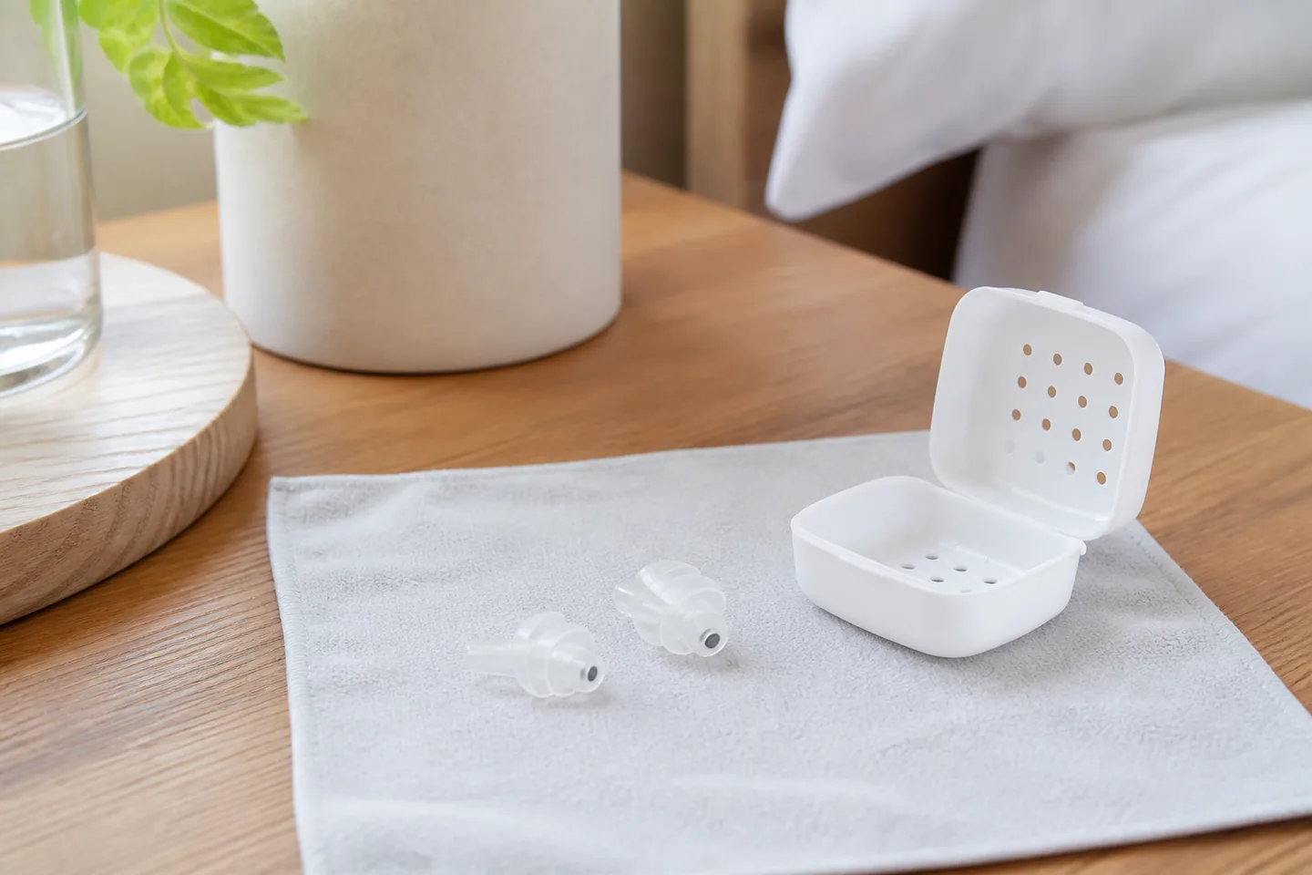 Tapones para dormir limpios secándose junto a un estuche ventilado